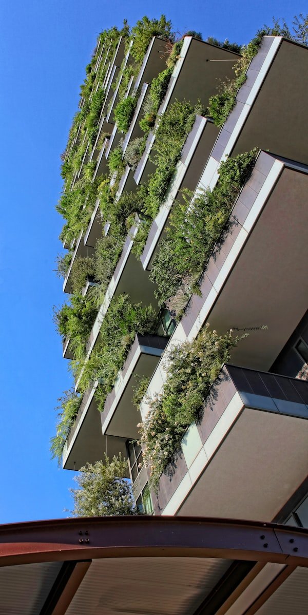 Begrünte Fassade eines modernen Wohngebäudes